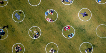 Những cách sáng tạo mà mọi người đang giữ khoảng cách xã hội trên toàn thế giới