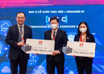 Ông David Wei, Tổng Giám đốc Huawei Việt Nam trao tặng 100 bộ thiết bị trạm sạc dự phòng di động thông minh iSitePower-M