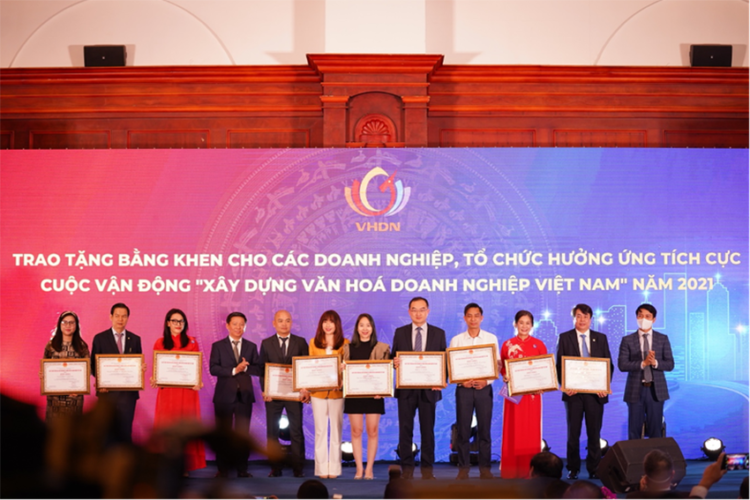 Huawei nhận bằng khen Doanh nghiệp hưởng ứng tích cực cuộc vận động “Xây dựng văn hoá doanh nghiệp Việt Nam” năm 2021