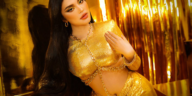 Lily Chen quyến rũ trong BST mùa lễ hội của Chung Thanh Phong 3