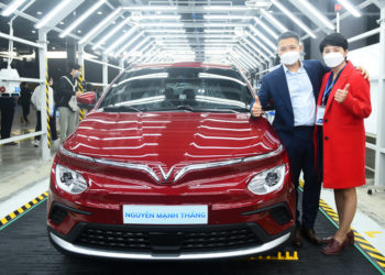 Vinfast bàn giao lô xe ô tô điện VF E34 đầu tiên cho khách hàng 2