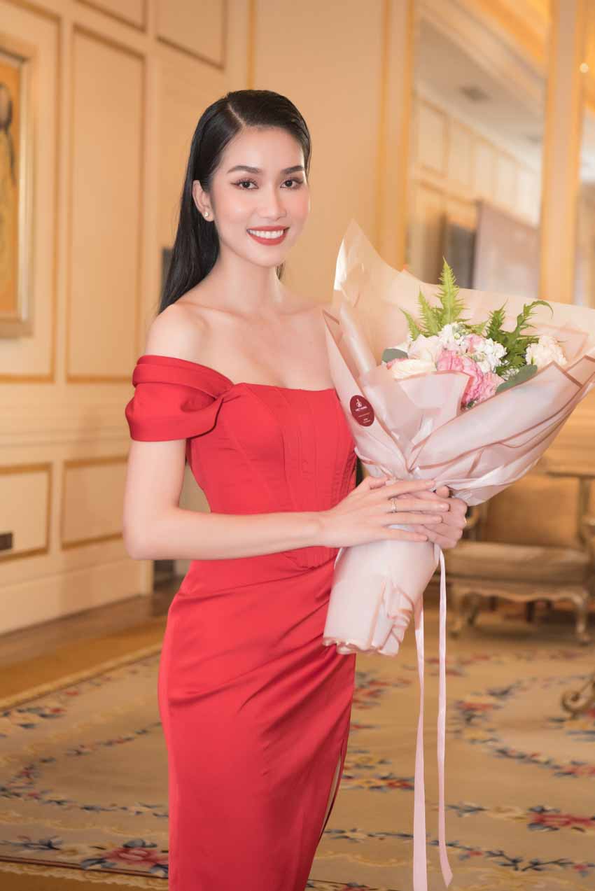 Á hậu Phương Anh nhận học bổng từ 'bà trùm' hoa hậu Phạm Kim Dung - 3
