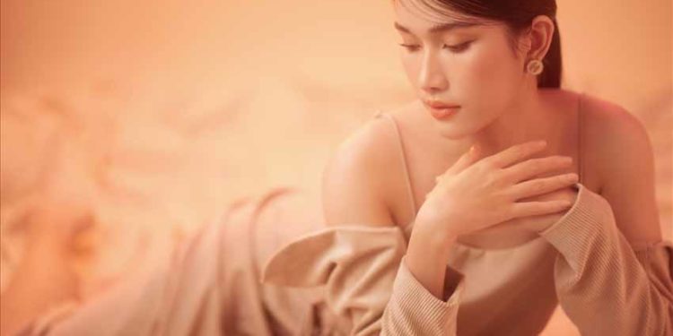 Á hậu Phương Anh nhận học bổng từ 'bà trùm' hoa hậu Phạm Kim Dung - 5