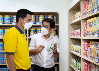 Trở lại Việt Nam, HLV Kiatisuk đến thăm Đại bản doanh Nutifood của Bầu Hải