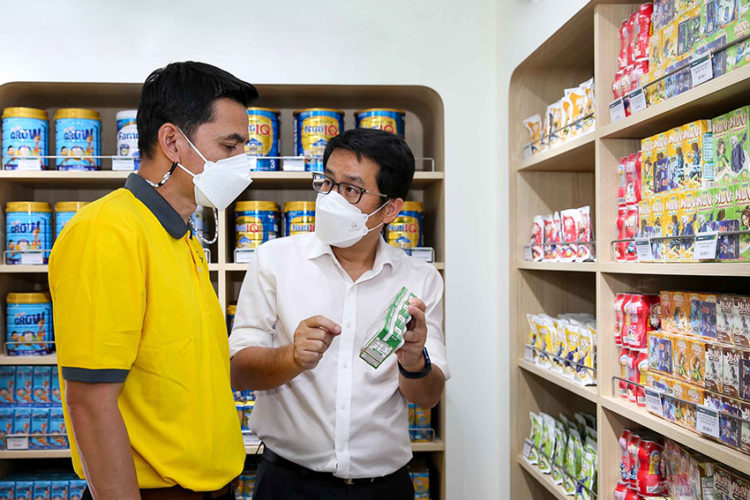 Trở lại Việt Nam, HLV Kiatisuk đến thăm Đại bản doanh Nutifood của Bầu Hải