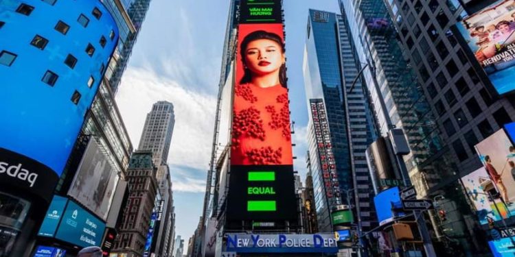 Hình ảnh Văn Mai Hương xuất hiện tại billboard giữa Quảng trường Thời Đại New York - 2