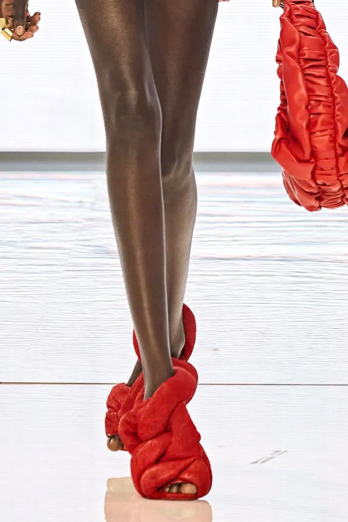 10 đôi giày dép hàng đầu của Tuần lễ thời trang Paris Xuân Hè 2022 6