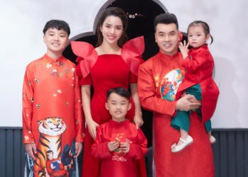 Gia đình Ưng Hoàng Phúc chia sẻ những khoảnh khắc hạnh phúc trong bộ ảnh Tết 2022 - 1