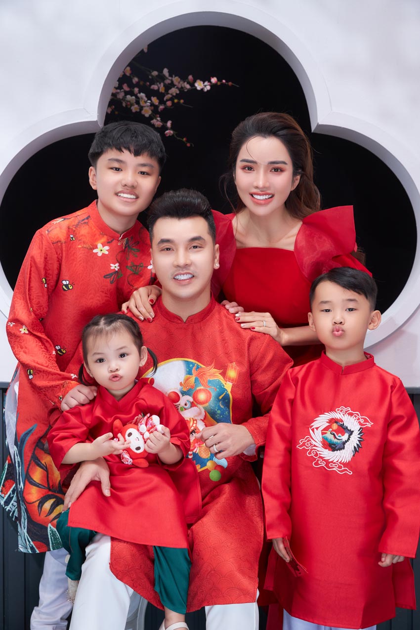 Gia đình Ưng Hoàng Phúc chia sẻ những khoảnh khắc hạnh phúc trong bộ ảnh Tết 2022 - 2