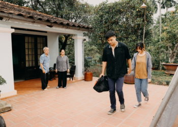 Hari Won bán ve chai trong MV mới, khóc dưới mưa khi bị người yêu phụ bạc 03