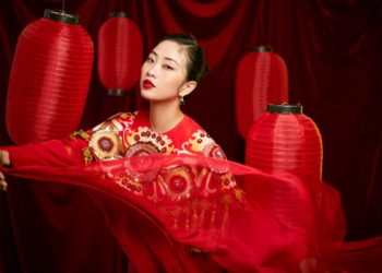 Liêu Hà Trinh đẹp hút hồn với áo dài, sáng tác thơ chúc Xuân bình an - 3