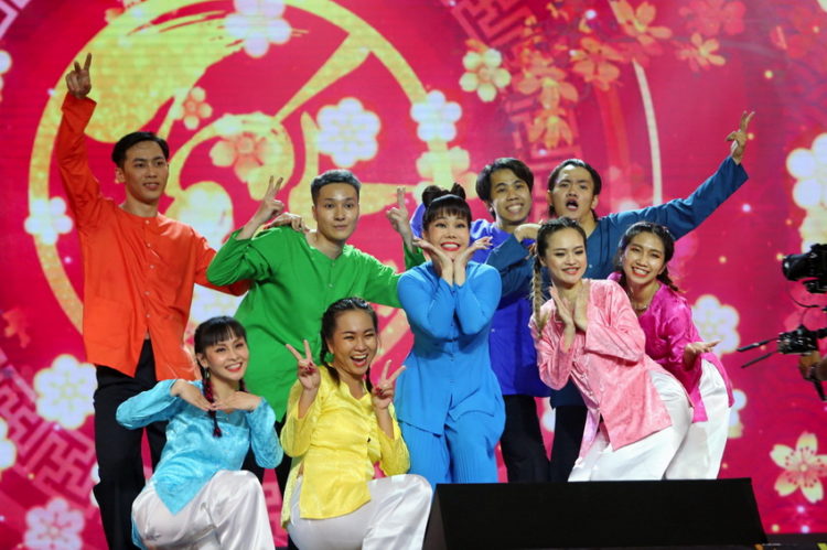 Việt Hương lan tỏa năng lượng tích cực với bài hát “Tự nhiên cái Tết” 01