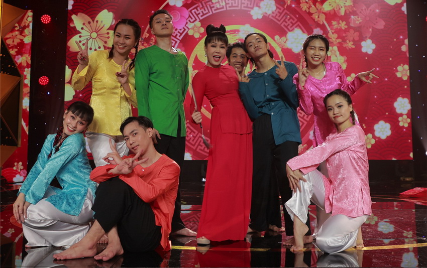 Việt Hương lan tỏa năng lượng tích cực với bài hát “Tự nhiên cái Tết” 02