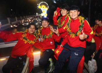 Các cô gái Vàng chiến thắng trở về trong vinh quang