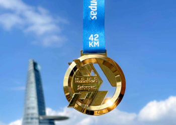Huy chương mạ vàng 24k cho nhà vô địch HCMC Marathon 2022