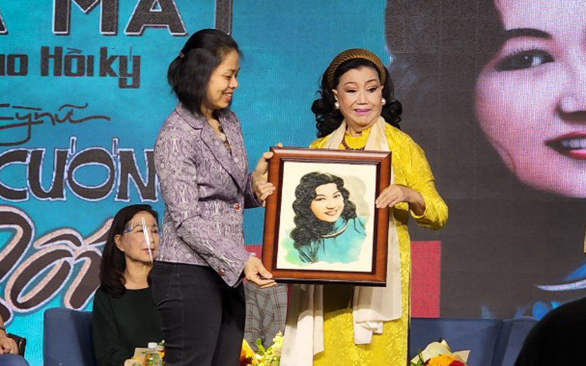 Một khán giả tặng NSND Kim Cương bức tranh chân dung làm bằng gạo khiến bà và các nghệ sĩ rất xúc động. Ảnh: Nam Hải