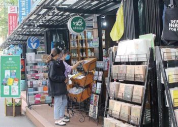 Khoảng trống mờ mịt của hội hè miên man