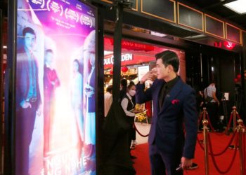 Quang Sự, Phạm Quỳnh Anh, Oanh Kiều hào hứng với poster 3D trong phim Người lắng nghe - 1