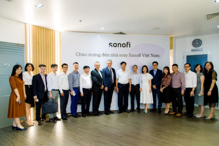 Thứ trưởng Bộ Y tế cùng đoàn đại biểu thăm và làm việc tại Nhà máy Sanofi Việt Nam