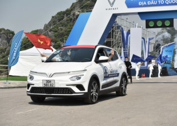 Kỷ lục Việt Nam: 100 xe ô tô điện VF e34 chinh phục địa đầu tổ quốc