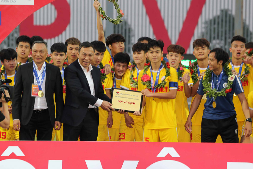 Giải U19 VĐQG: Với chiến thắng 2-1 đội U19 Hà Nội lần thứ 6 đăng quang Vô địch 8