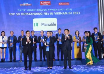 Bà Marilyn Wang, Giám đốc Khối Tiếp thị & Truyền thông, đại diện Manulife Việt Nam nhận giải thưởng