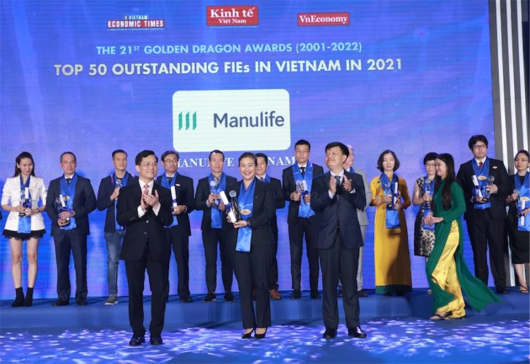 Bà Marilyn Wang, Giám đốc Khối Tiếp thị & Truyền thông, đại diện Manulife Việt Nam nhận giải thưởng