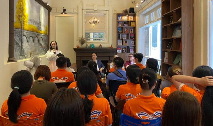 CEO Voiz FM Lê Hoàng Thạch: 'Nếu không có thời gian thì hãy để một người khác đọc sách cho bạn' - 4