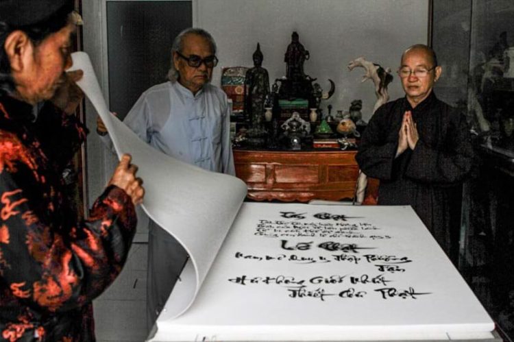 Xem tác phẩm thư pháp kinh Bổn môn Pháp hoa kích thước 'khủng' - 1