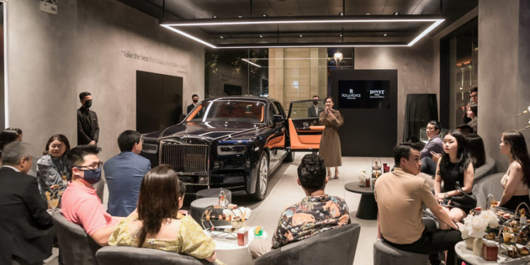 Trong chuyến hành trình vòng quanh thế giới, cặp đồng hồ Tourbillon danh giá trên tuyệt tác Rolls-Royce Boat Tail đã có buổi gặp gỡ với các nhà sưu tập và giới mộ điệu tại Việt Nam.