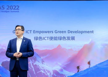 Ông Kevin Zhang, Giám đốc Marketing Mảng Kinh doanh Cơ sở hạ tầng ICT của Huawei trình bày báo cáo Phát triển Xanh 2030 tại HAS 2022.