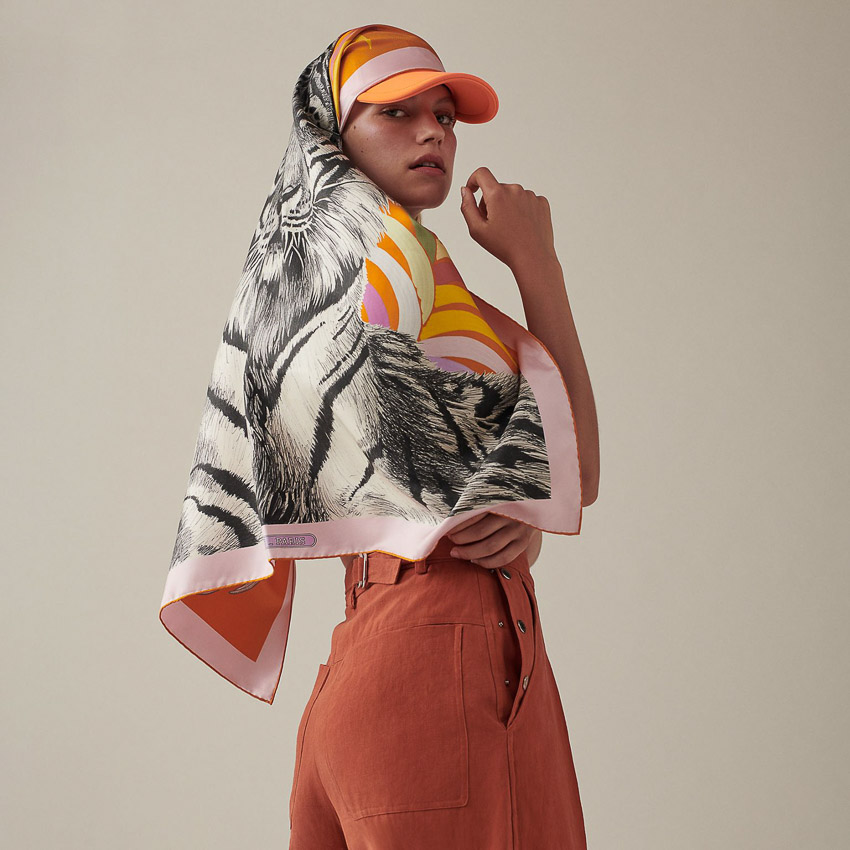 Khăn lụa tơ tằm Hermès in hai mặt Carré Tigre Royal phiên bản năm 2022