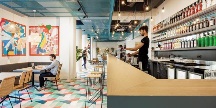 Khách sạn YellowSquare: Năng động với sắc màu