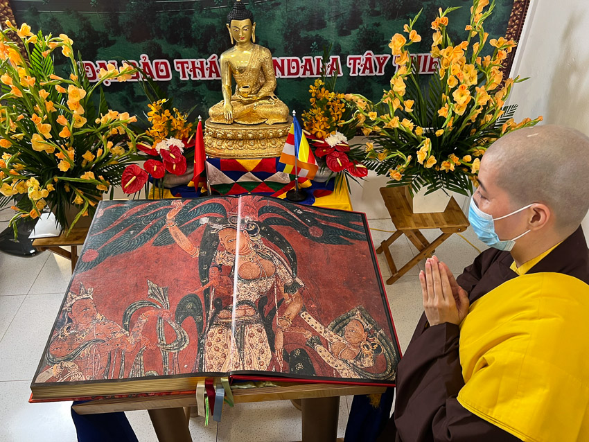 Bảo tháp Mandala Tây Thiên giới thiệu sách quý mừng lễ Đức Phật đản sinh