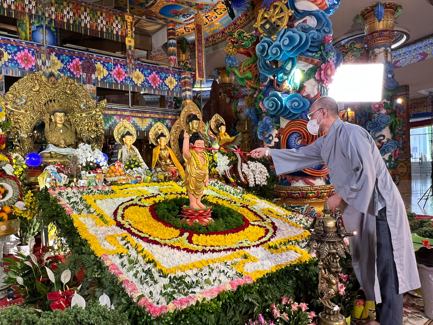 Bảo tháp Mandala Tây Thiên giới thiệu sách quý mừng lễ Đức Phật đản sinh