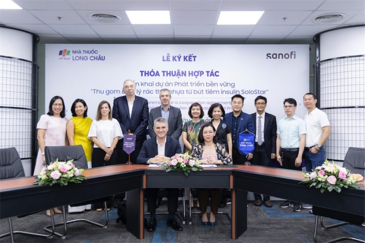 Đại diện lãnh đạo hai đơn vị, ông Emin Turan – Tổng Giám đốc Sanofi VN và bà Nguyễn Bạch Điệp - Tổng giám đốc FPT Long Châu, ký kết thỏa thuận hợp tác