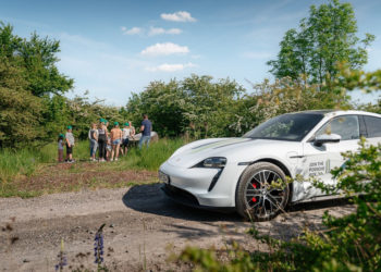 Taycan đi vòng quanh thế giới hỗ trợ các dự án địa phương