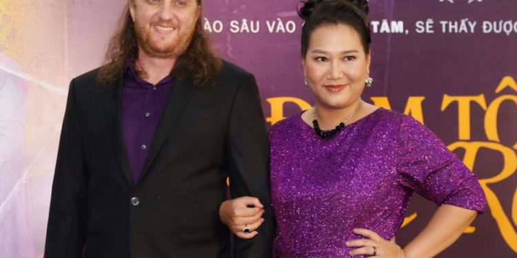 Đêm tối mở ra ánh sáng cho Aaron Toronto và Nhã Uyên - 1