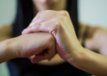 Việc bẻ khớp ngón tay thật sự có tác dụng gì hay không?