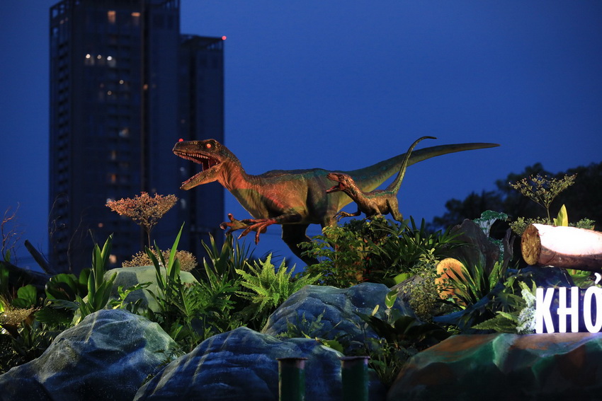 Lần đầu tiên Khủng Long trong Jurassic World xuất hiện trên Sông Sài Gòn 01