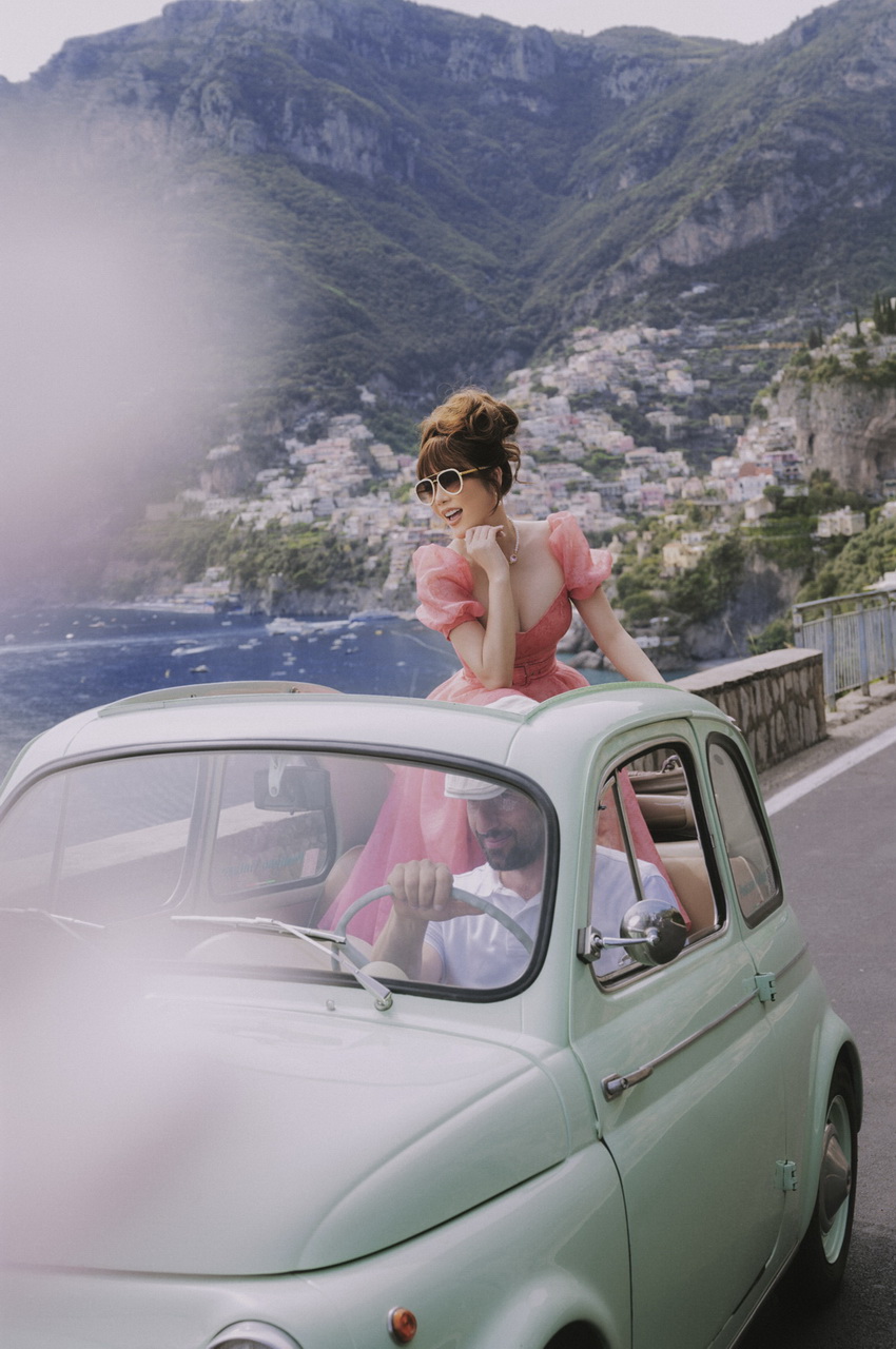 Lý Nhã Kỳ bên bờ biển Positano nước Ý với gu thời trang cổ điển 07