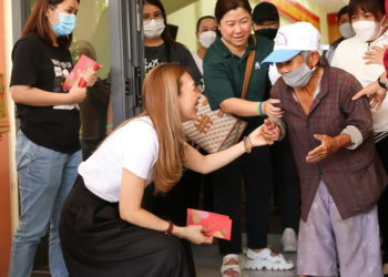 Mỹ Tâm trao học bổng và tặng quà cho bà con khó khăn tại Lâm Đồng 04