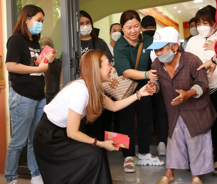 Mỹ Tâm trao học bổng và tặng quà cho bà con khó khăn tại Lâm Đồng 04