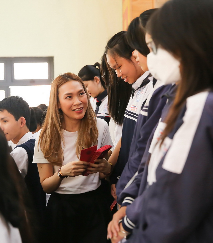 Mỹ Tâm trao học bổng và tặng quà cho bà con khó khăn tại Lâm Đồng 05