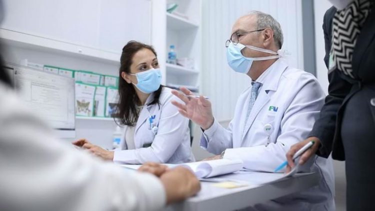 'Phù thủy' phẫu thuật bàn tay Stéphane Guero trở lại Việt Nam - 1