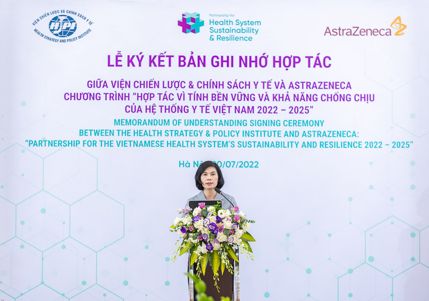 Trần Thị Mai Oanh, Viện trưởng Viện CL&CSYT trình bày khuyến nghị chính sách, kế hoạch và mục tiêu trong giai đoạn mới