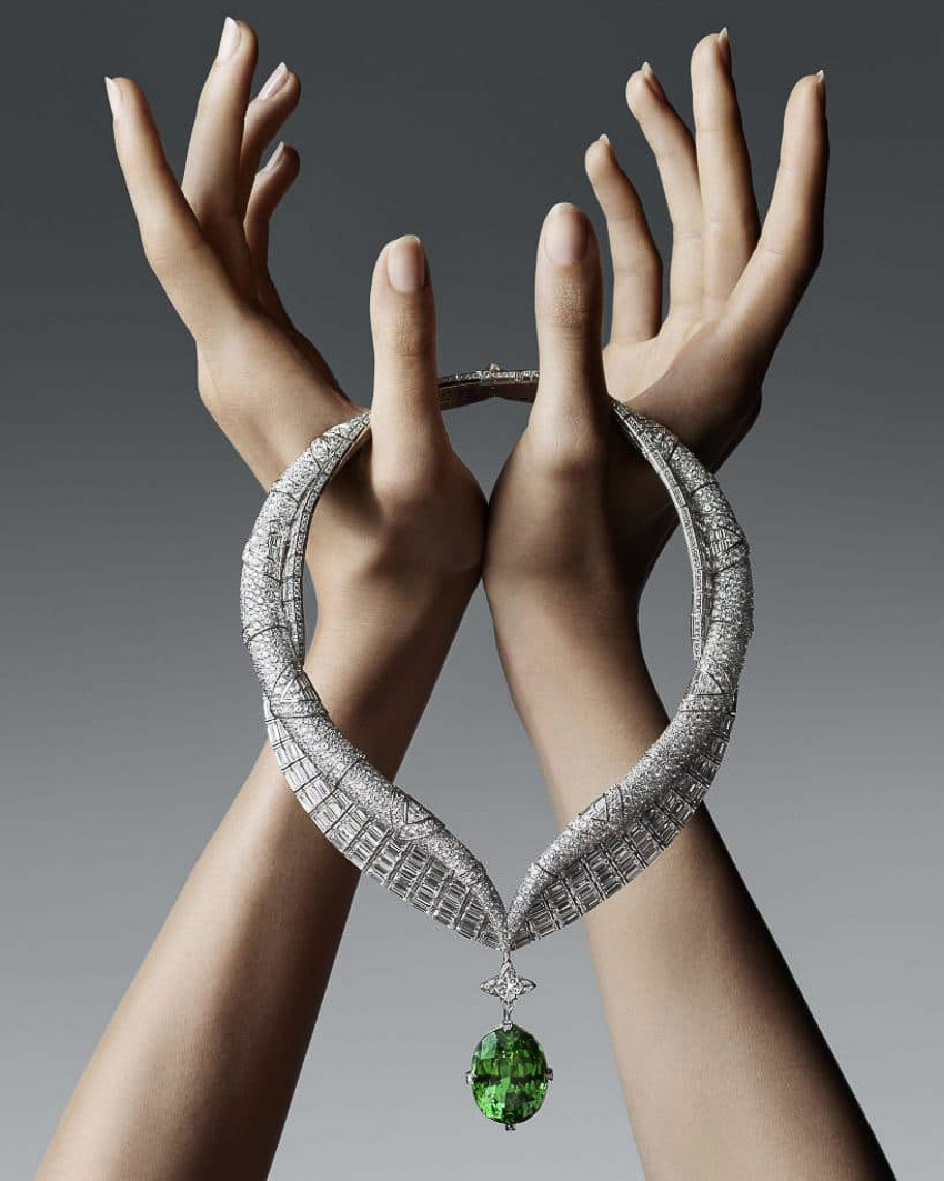Vòng cổ nạm kim cương và đá tsavorite garnet nặng hơn 65 carat. Ảnh: Louis Vuitton