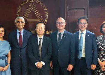 CEO Manulife Châu Á cam kết đầu tư lâu dài vào ngành bảo hiểm nhân thọ và sức khỏe tại Việt Nam