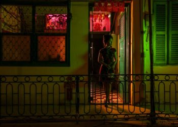 Và nghe thấy kiếp xưa bước nhẹ về… (*)