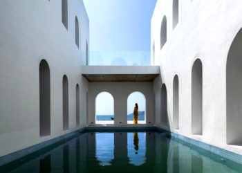 Santo by the Sea – Giấc mơ màu lam qua những vòm cửa